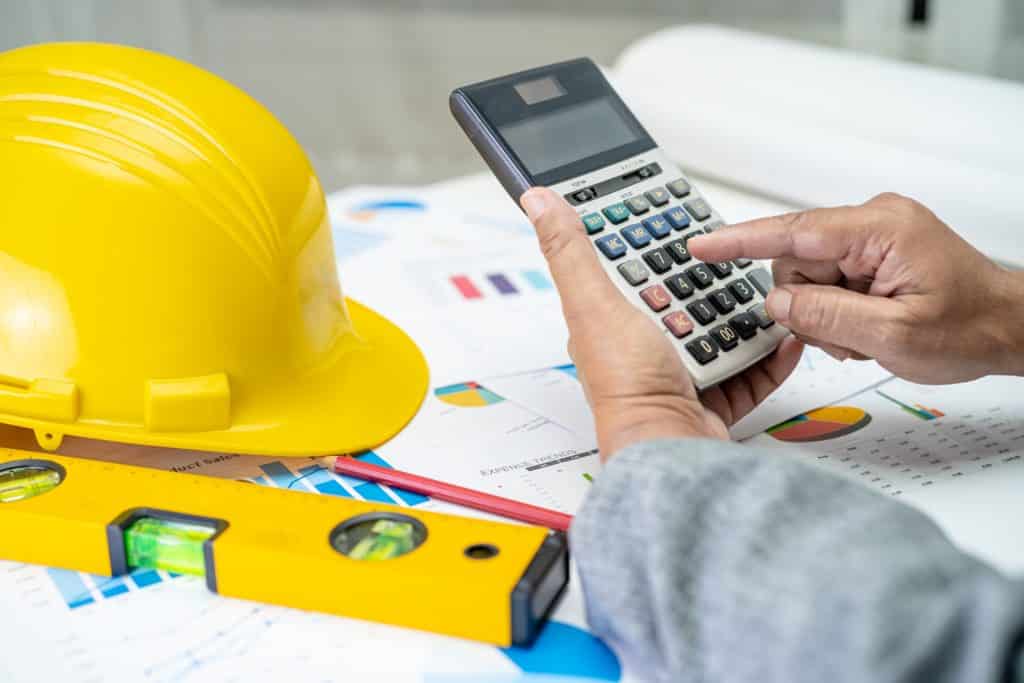 Bauingenieur berechnet Aufmaß und Abrechnung für Bauprojekt